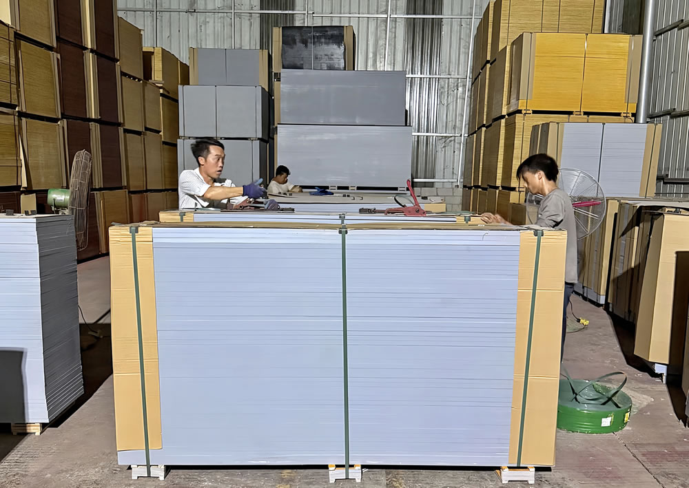 film-faced-plywood-packed-bundles.webp.jpg